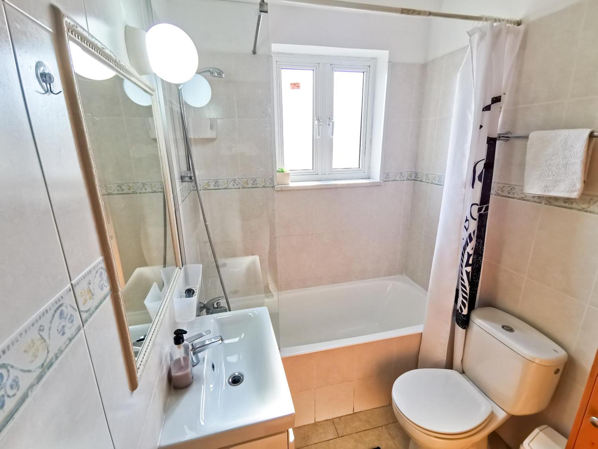 License To Chill Apartment Larnaca Ngoại thất bức ảnh