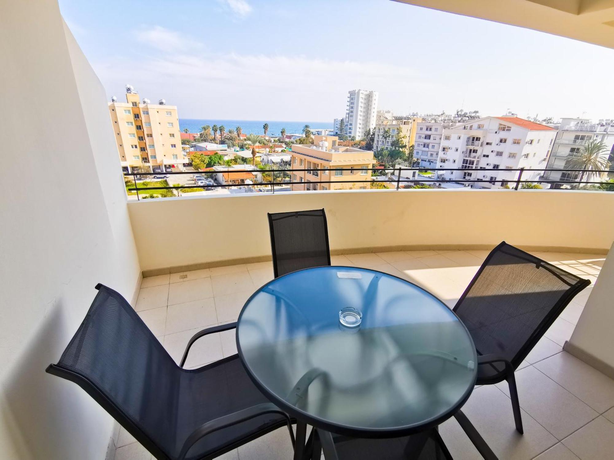 License To Chill Apartment Larnaca Ngoại thất bức ảnh
